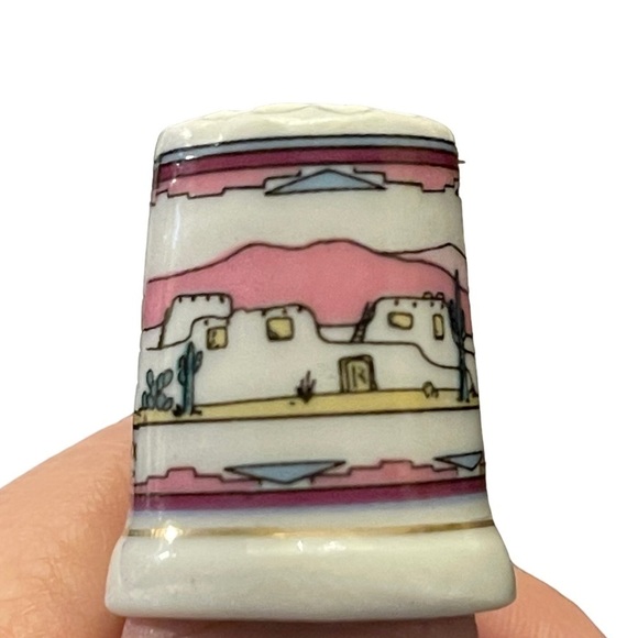 LOT of 5 Ceramic Tourist Souvenir Thimbles - Picture 2 of 10